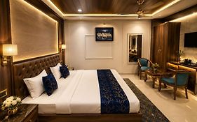 Hotel Bm Suite Near Igi International Airport- Free Airport Pickup & Drop